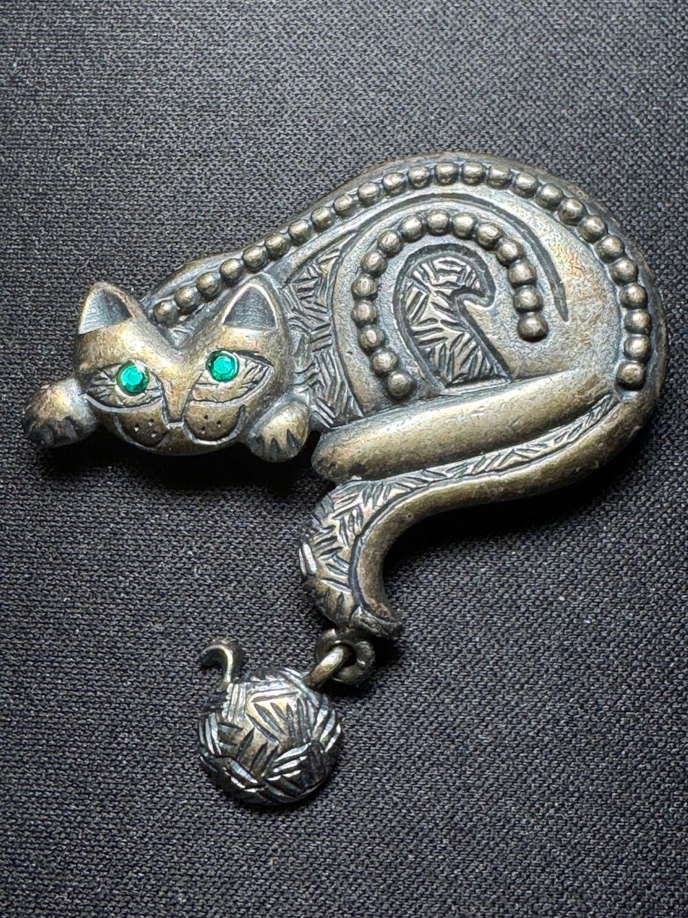 Newpro Pewter Cat with Yarn and Green Eyes Brooch